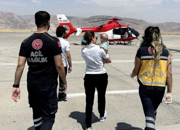 Şırnak’ta Boğazına Çengelli İğne Kaçan Bebek Şanlıurfa’ya Sevk Edildi