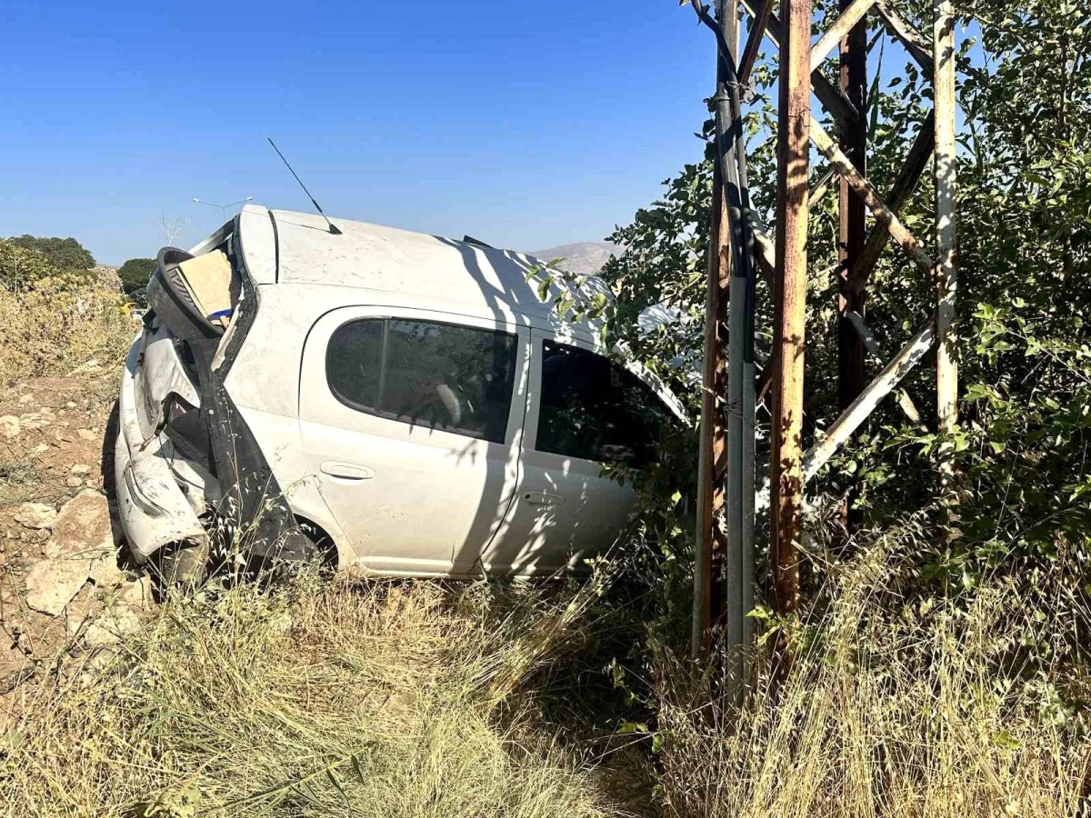 Elazığ’da Otomobil Şarampole Uçtu: 2 Kişi Yaralandı