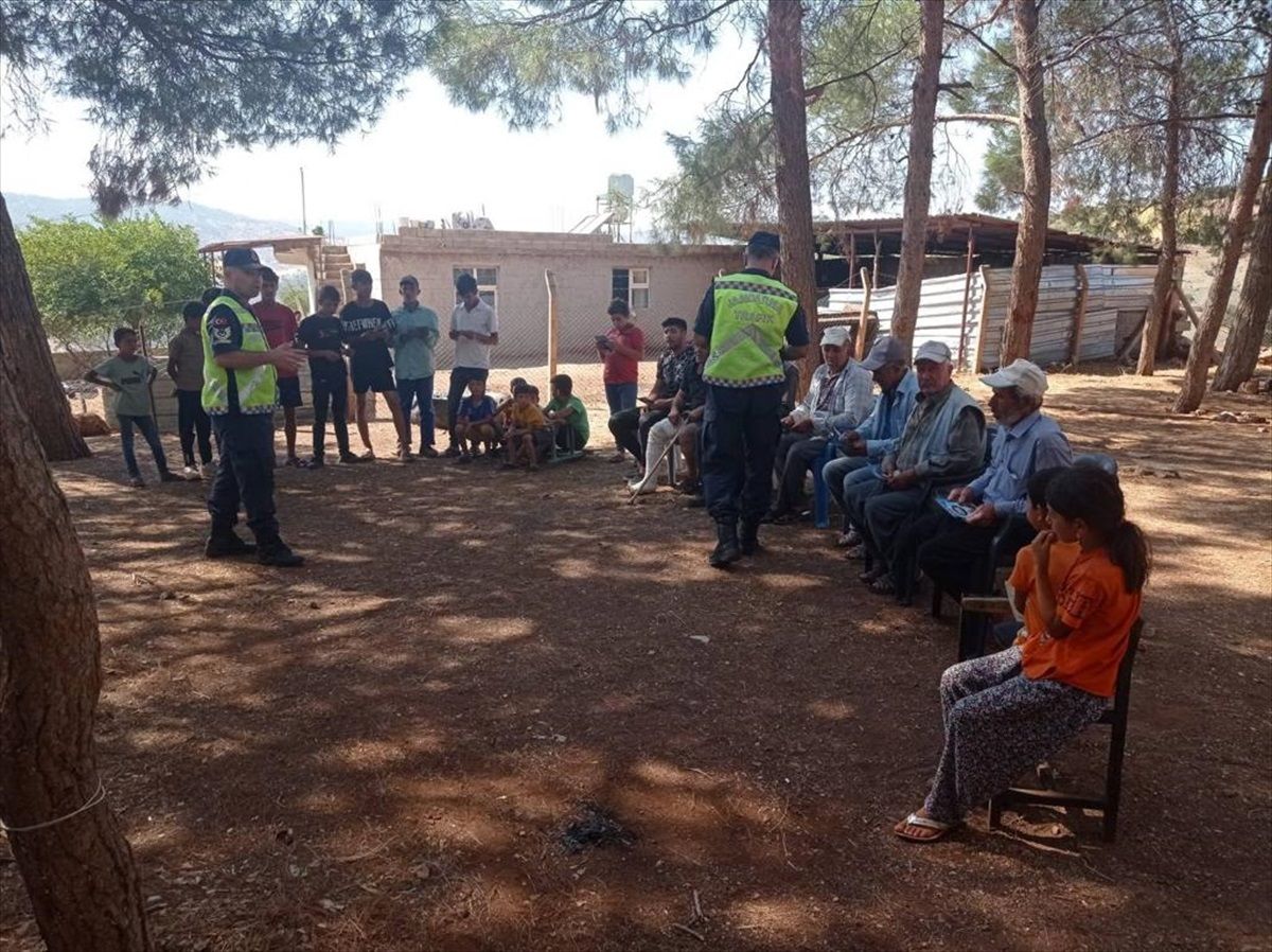 Kilis’te Jandarma Ekipleri Tarafından Sürücülere Traktör Kullanımı Eğitimi Verildi