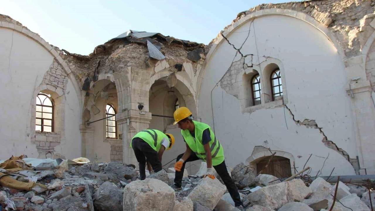 Adıyaman’da yıkılan tarihi Ulu Cami’de restorasyon çalışmaları başladı