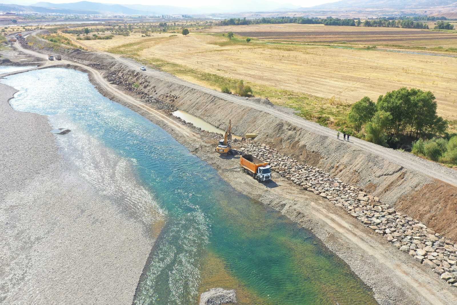 Bingöl’de Çapakçur Çayı’nda Taşkın Önleme Çalışmaları Devam Ediyor