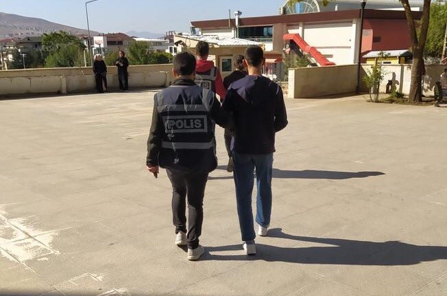 Elazığ’da Hırsızlık Suçundan Aranan 2 Zanlı Yakalandı