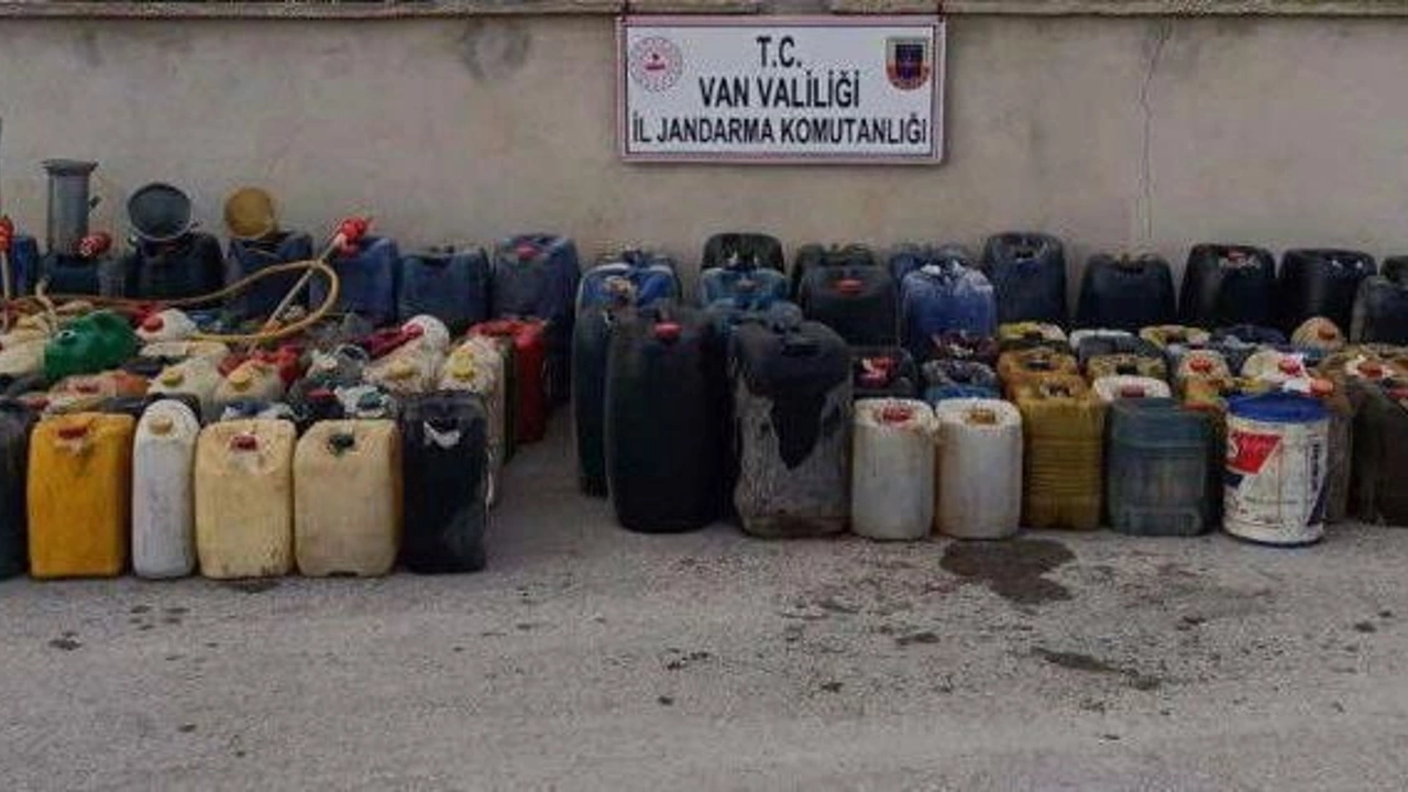 Van’da 2 Bin 100 Litre Gümrük Kaçağı Akaryakıt Ele Geçirildi