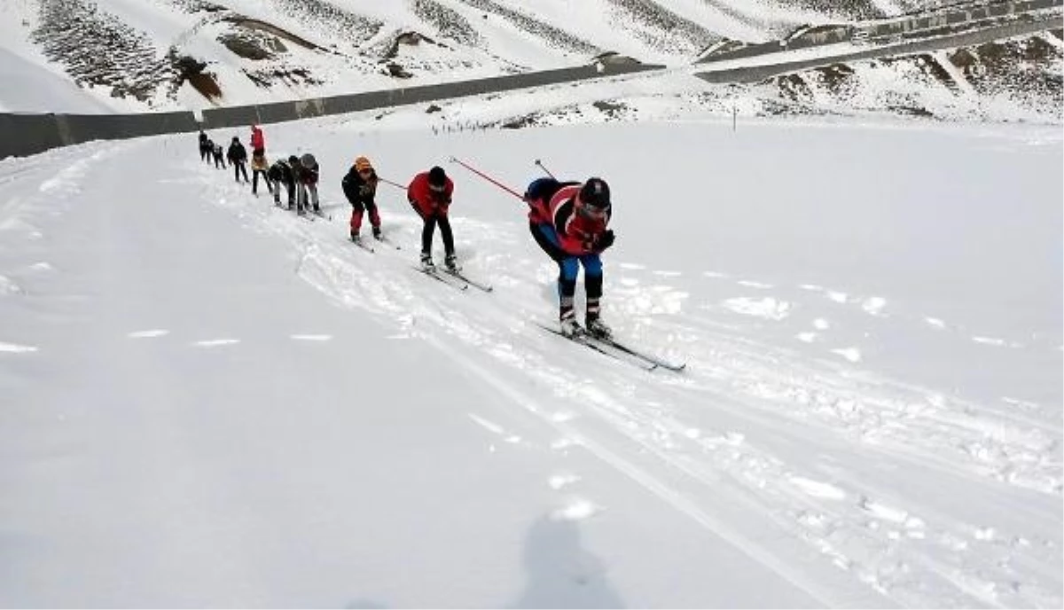 Bitlis’te kayaklı koşu sporcuları Nemrut Dağı’nda antrenman yapıyor