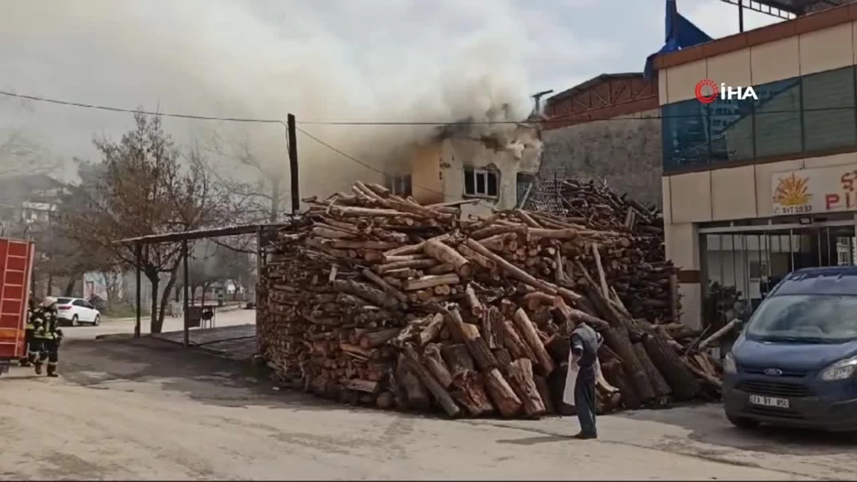 Elazığ’da soba yangını çatı katını kül etti