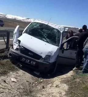 Erzurum-Pasinler karayolunda trafik kazası: Resmi araç refüje uçtu