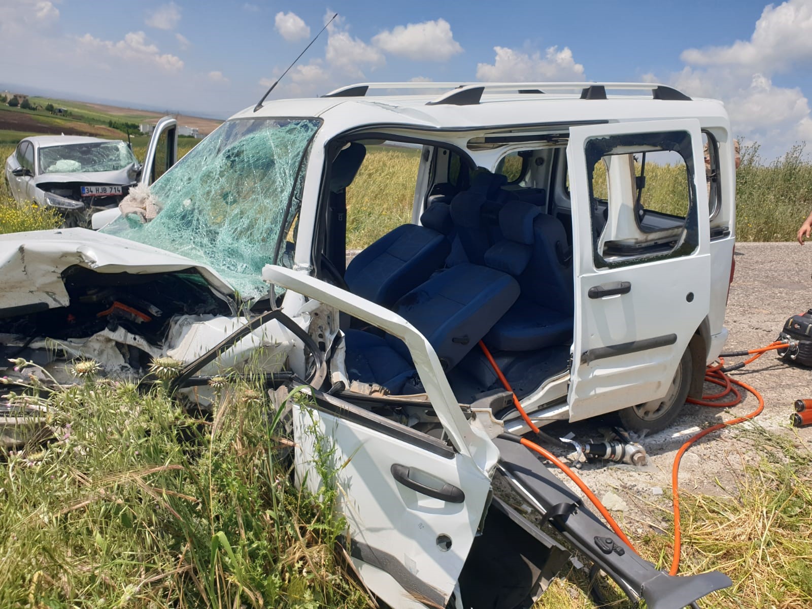 Diyarbakır’da Trafik Kazası: Otomobil ile Hafif Ticari Araç Çarpıştı, 2 Kişi Yaralandı!