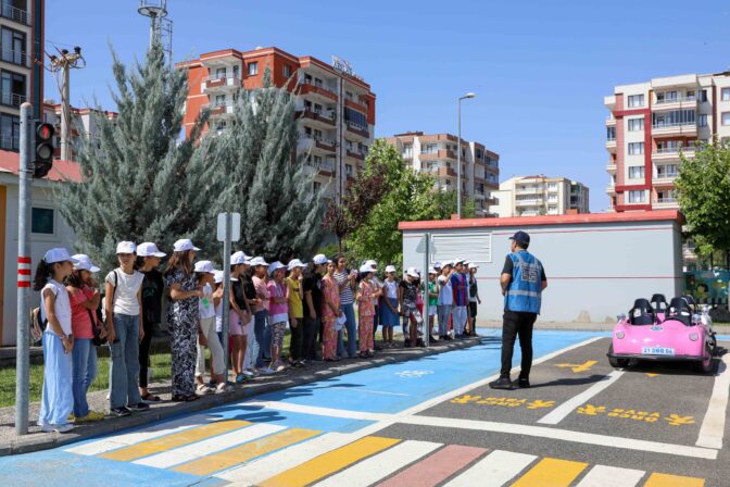 Diyarbakır’da Çocuklara Trafik Eğitimi: Büyükşehir Belediyesi’nin İnisiyatifiyle Trafik Eğitim Parkında Eğitimler Verildi