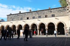 Kaliforniya’dan Diyarbakır Ulu Cami’ye Hayran Gelen 81 Yaşındaki Kadın