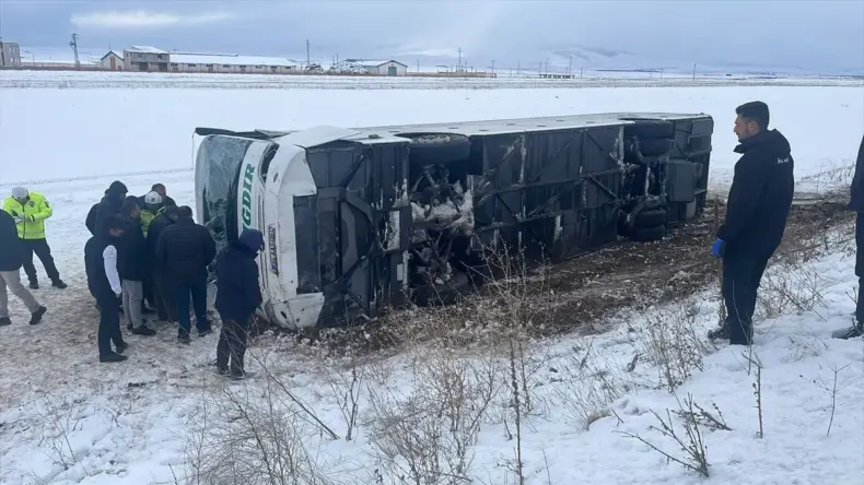 Kars’ta Otobüs Devrildi: 15 Yaralı