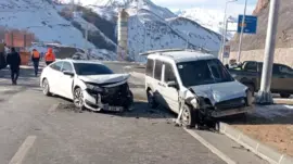 Yüksekova’da Yeni Köprü Tüneli Çıkışında Kaza