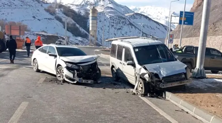 Yüksekova’da Yeni Köprü Tüneli Çıkışında Kaza