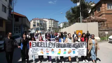 Ahlat’ta Engelliler Haftası Farkındalık Yürüyüşü Düzenlendi