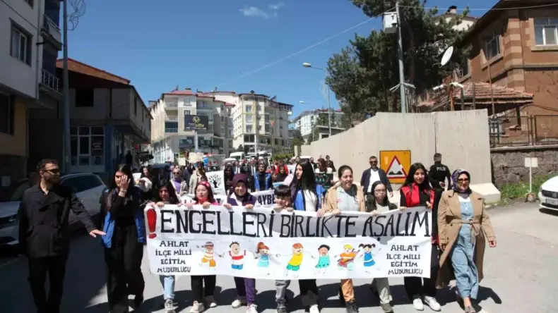 Ahlat’ta Engelliler Haftası Farkındalık Yürüyüşü Düzenlendi