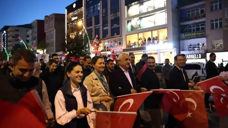 Muş’ta meşaleli gençlik yürüyüşü düzenlendi