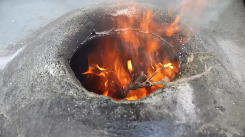 Eşini Kaybeden Kadın Ekmek Üreterek Hayata Tutundu