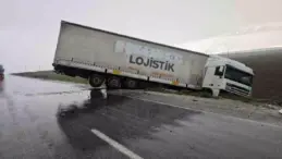 Bitlis’te Tır Şarampole Düştü