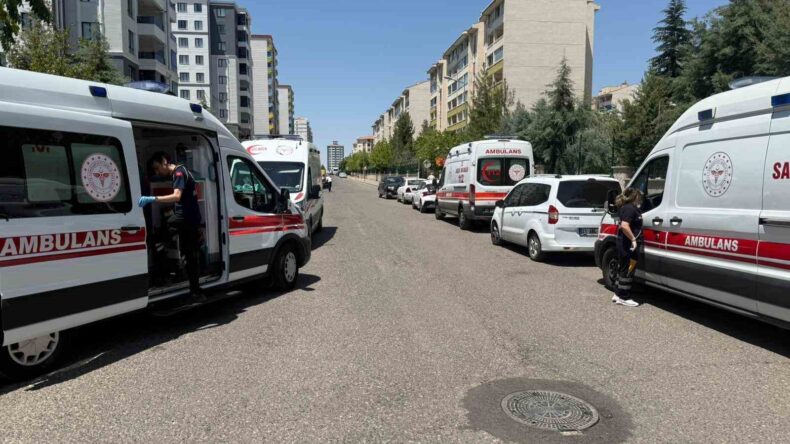 Diyarbakır’da bir apartmanda yangın çıktı. Olay yerine çok sayıda itfaiye, sağlık ve polis ekibi sevk edilirken, apartmanda mahsur kalanların olduğu öğrenildi.
