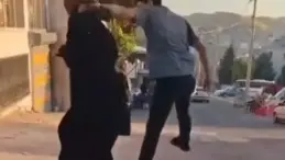Şanlıurfa’da dehşet anları! Sokak ortasında eşine yumruk attı