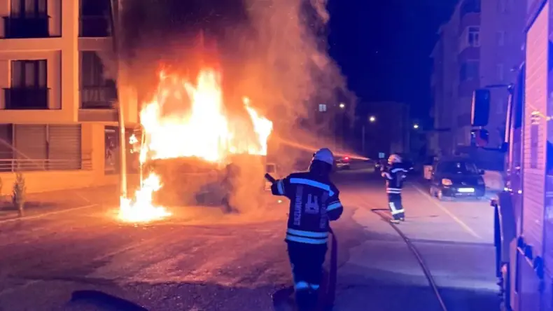Erzurum’da Park Halindeki Araç Alev Aldı