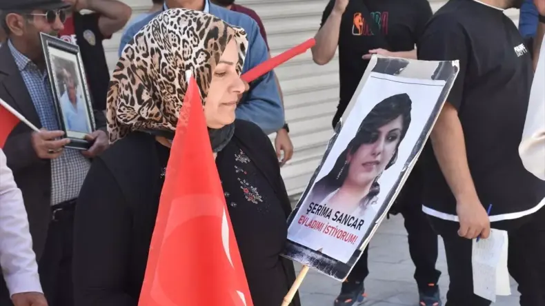 Vanlı aileler DEM Parti binası önündeki “evlat nöbeti”ni sürdürdü