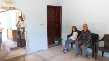 Yılan Korkusu Aileyi Bir Ev Yapmaya Zorladı